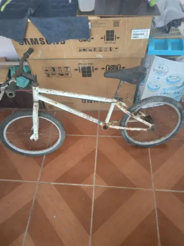 Bicicleta infantil aro 20 prá reformar. Desapegar