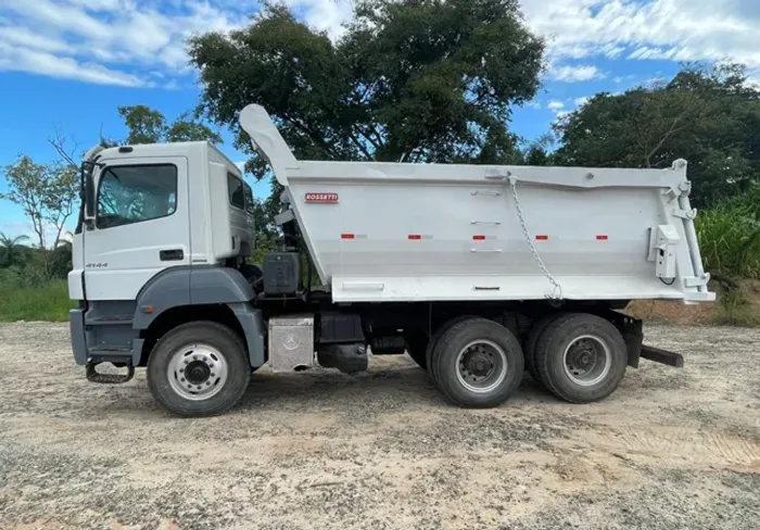 MB 4144 ano 2014, 6x4, com caçamba Rossetti de 16 ?, em MG