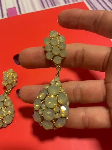 Brincos diversos, com muito brilho, perfeito para compor looks de festas.