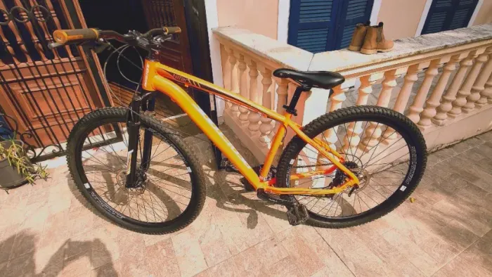 Bike REDSTONE 21 marchas, bom estado.