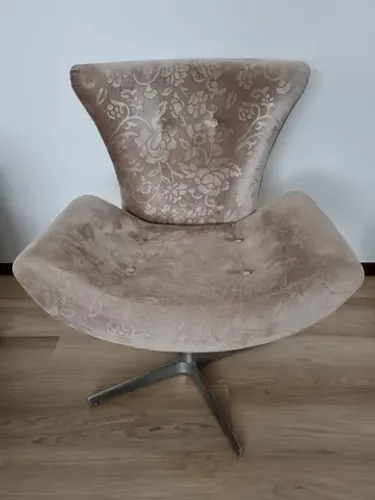 Poltrona giratório decorativa com pés em inox 