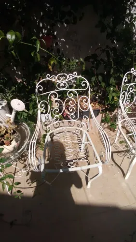 Conjunto de cadeiras de ferro branco