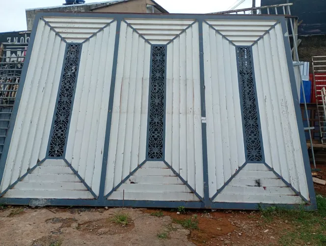 Portão, fechado,uns detalhes todo trabalhando era de uma mansão no park way