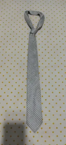 Gravata elegante cinza com detalhes