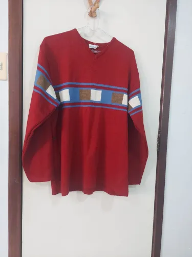 Camiseta de lã vermelha com detalhes em azul e marrom