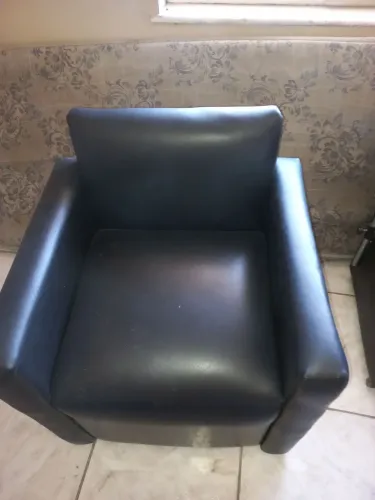 Poltrona de Couro Elegante para clientes e cirandinha para manicure