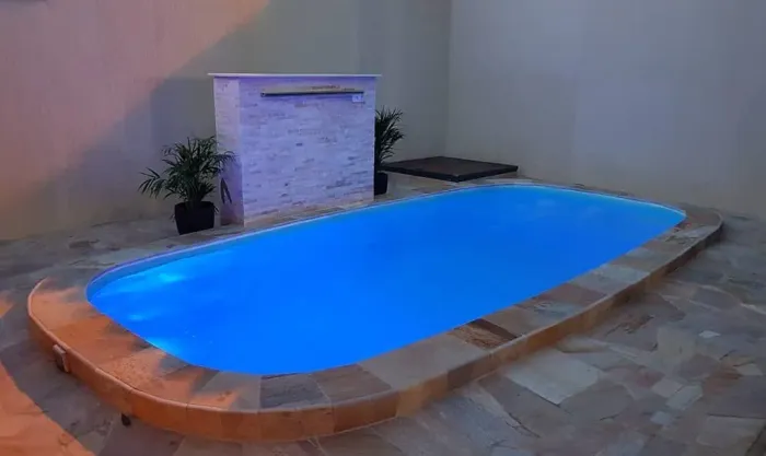 Piscina de fibra ideal para espaços pequenos