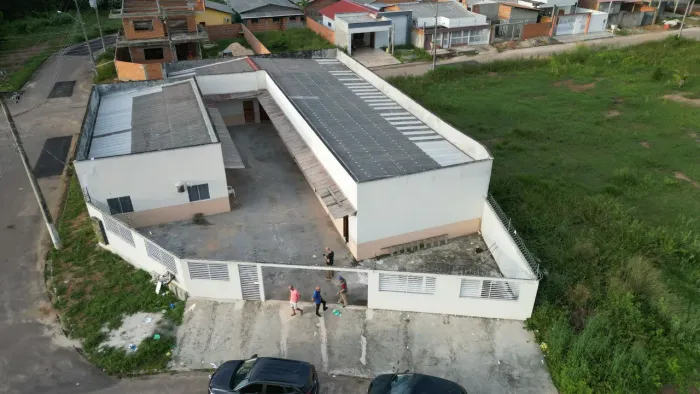 Apartamentos estilo kitnet no Acquaville, na rua principal