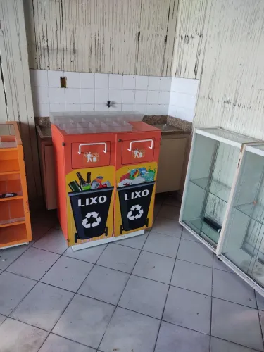 Armário Lixeira com 2 tambores de aço fotos 2 e 3 no interior