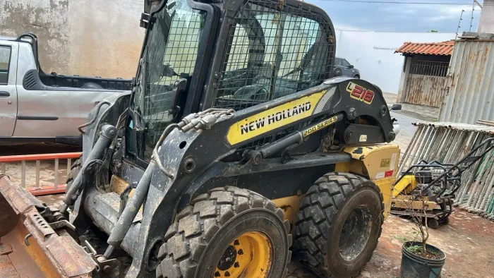 MINI CARREGADEIRA NEW HOLLAND ANO 2017