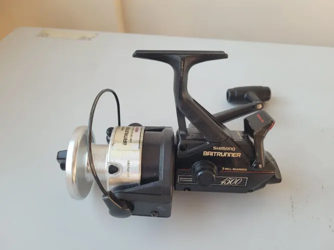 Carretel giratório Shimano Baitrunner 4500, LH/RH reversível, titânio grafite