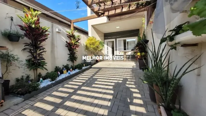 Sobrado á venda com 2 suítes e 1 vaga localizado em Itapema - SC