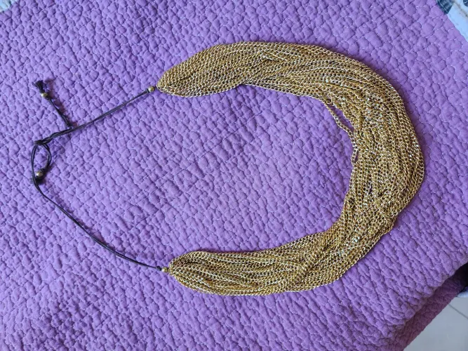 Colar correntes dourada