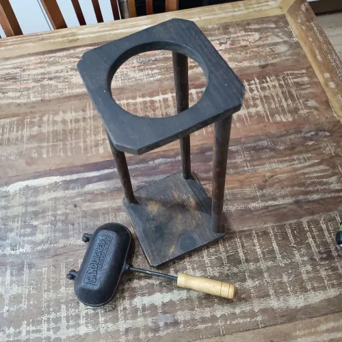 Mancebo de café grande com sanduicheira