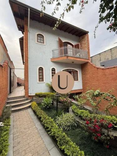 Em forma de um Castelo, o lar perfeito na região do Parque São Lucas!