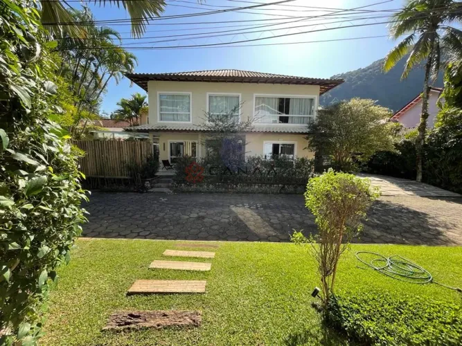 Linda casa de 5 suítes em cond. de luxo com 2 vagas de barco