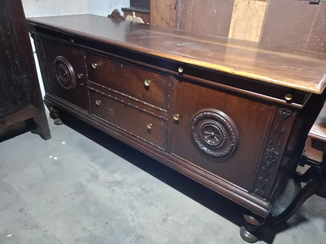 Buffet Aparador colonial antigo em madeira maciça