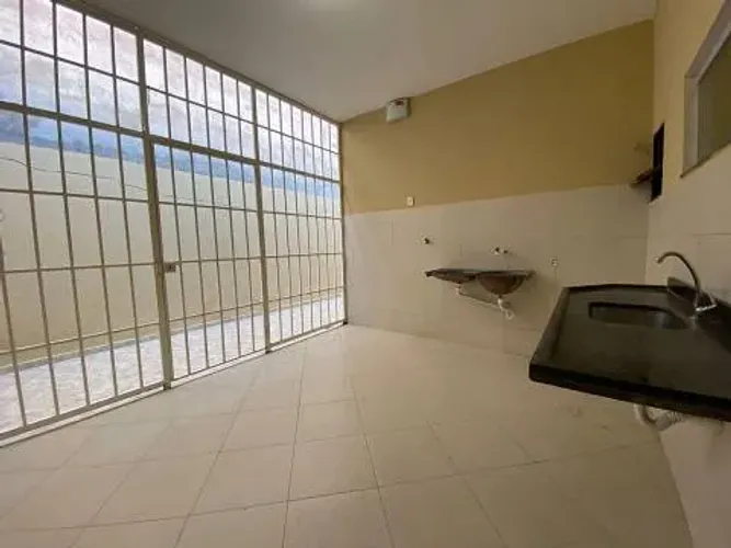 Casa Plana Recuada em Joquei clube