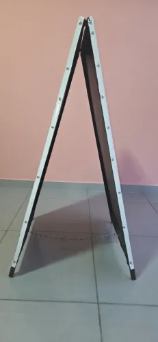 Cavalete ( estrutura) para propaganda