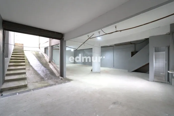 SALÃO para ALUGUEL com 200m² no bairro Vila Camilópolis com 0 quartos e 1 vagas. Santo And