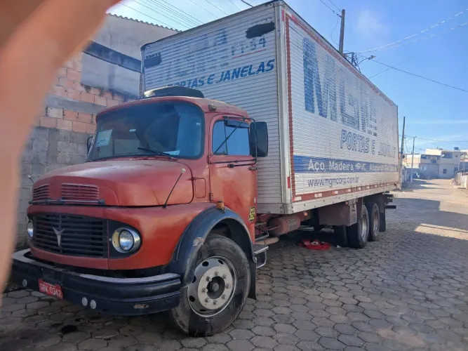 Caminhão baú Mercedes 1113