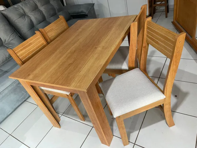 Mesa em MDF com 4 cadeiras assento estofado e confortável