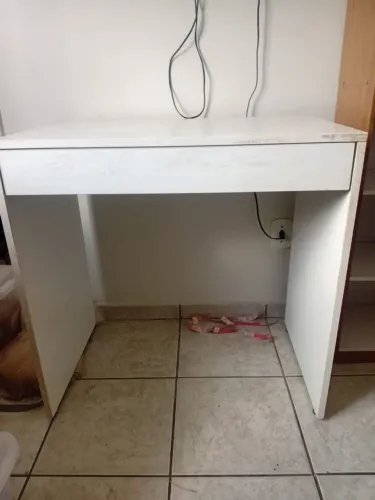 Escrivaninha com gaveta 