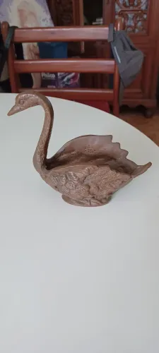 Estatueta de cisne em bronze.