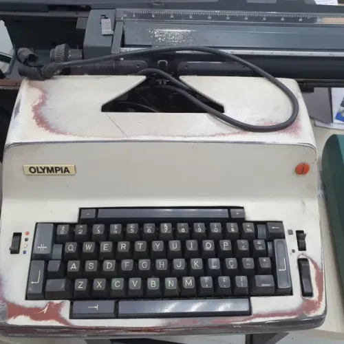 Máquina de escrever Olympia - Precisa de manutenção - Somente venda
