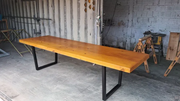 Mesa de Jantar em Madeira com Pés de Ferro