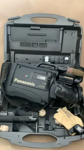 ANTIGA FILMADORA PANASONIC M3000 VHS, ANALOGICA,NAO FOI TESTADA, SEM GARANTIAS, ACOMPANHA 