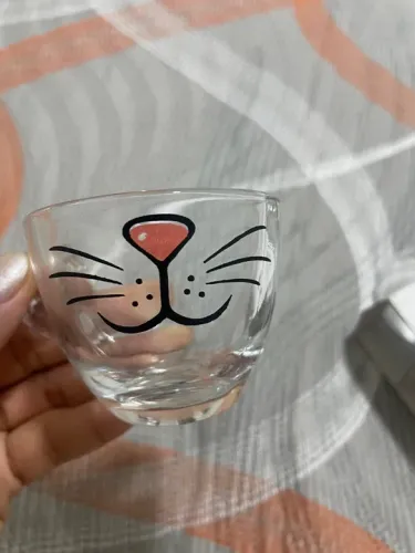 Xícara de vidro com design de gato