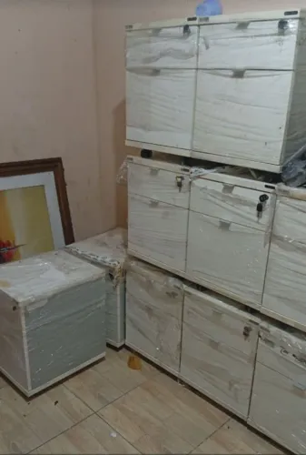 Gaveteiros com rodinhas em bom estado. 