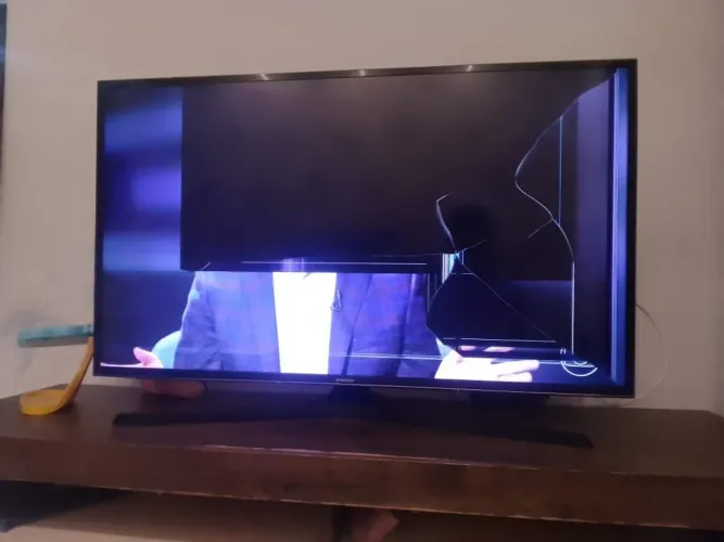 TV Samsung 40' - Tela quebrada
