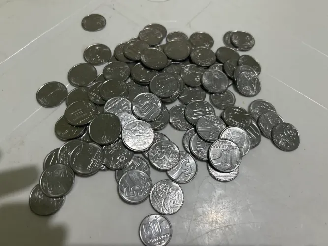 Moedas antigas de 5, 10 e 50 centavos dos anos de 1990-1991