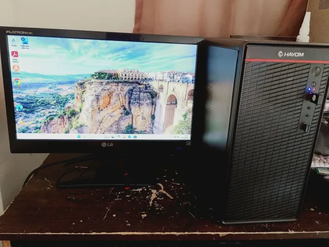Vendo Pc i3 com windows 11 original. Gabinete Hayon, placa mãe itaú tec , HD SSD 120GB