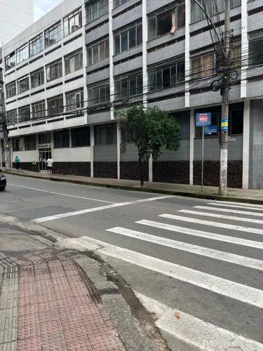 Alugo quarto e sala no cento de JF. Na rua Santo Antônio esquina com rua Rei Alberto.
