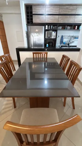 Vendo mesa de jantar em madeira com tampo de vidro + 6 cadeiras lindas
