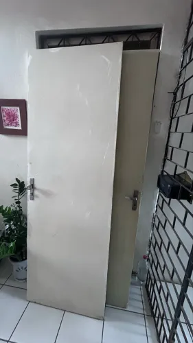 Vendo porta  120 reias ? já com fechadura 