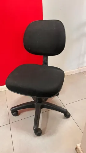 Cadeira preta de rodinha