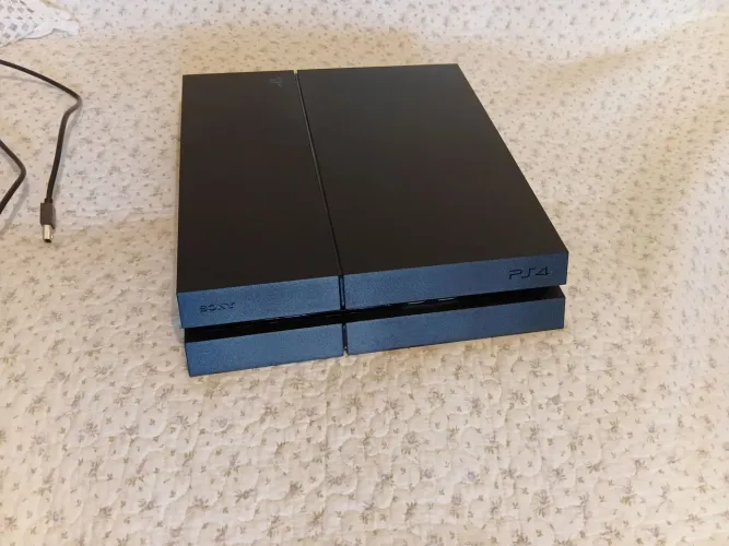 PS4 nacional - Lacre da garantia + PS câmera V1 + 2 jogos + Cabos + 1 controle.