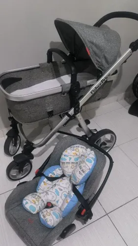 Carrinho de bebê Moisés com bebê conforto 