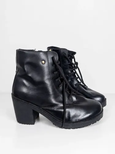 Bota cano baixo salto alto preto