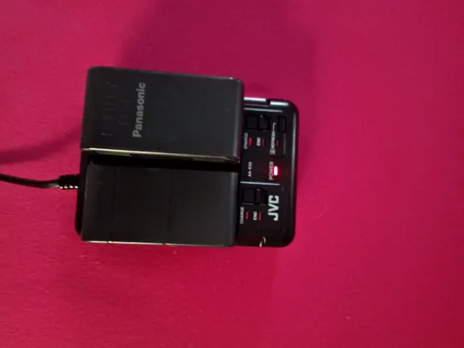 Vende-se carregador/adaptador AC JVC, modelo AA-V35EG.
