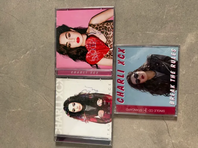 CHARLI XCX CDS AUTÓGRAFOS E CD SINGLE 