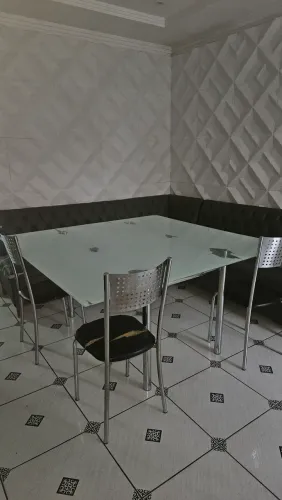 Mesa com canto alemão estofado com reparo a ser feito