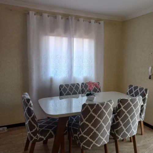 Mesa tampo de vidro laqueado branco com 6 cadeiras