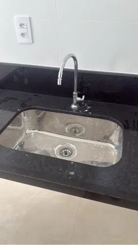 Bancada de granito com Cuba e torneira de cozinha 