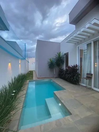 Casa de Alto Padrão para Aluguel no Belvedere II | 3 Suítes | Piscina | R$ 12.000