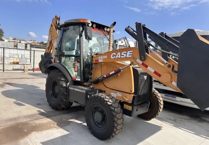 Retroescavadeira Case 580n Ano 2019 4x4 Cabinada
